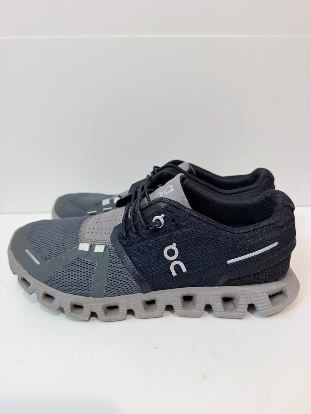 On running cloud sneakers sz 6